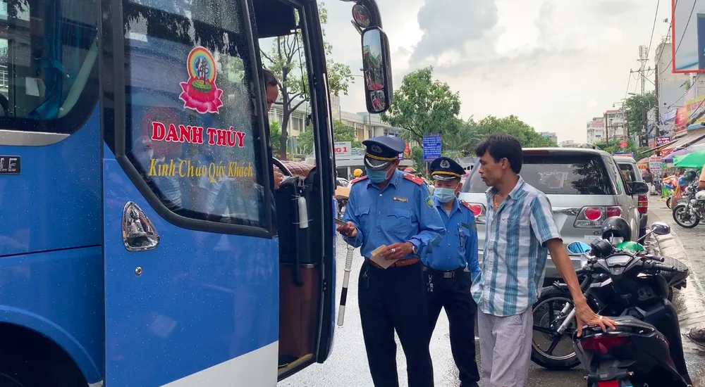 Chưa giải quyết dứt điểm hoạt động 2 bến xe cóc trên đường Đinh Bộ Lĩnh, quận Bình Thạnh  ảnh 5