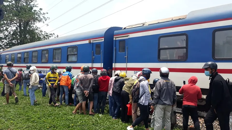 Người phụ nữ bị đứt lìa 2 chân, tử vong khi cố lao vào xe lửa đang chạy ảnh 1