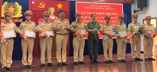 Công an TPHCM khen thưởng nhiều CSGT phòng chống tội phạm ảnh 1