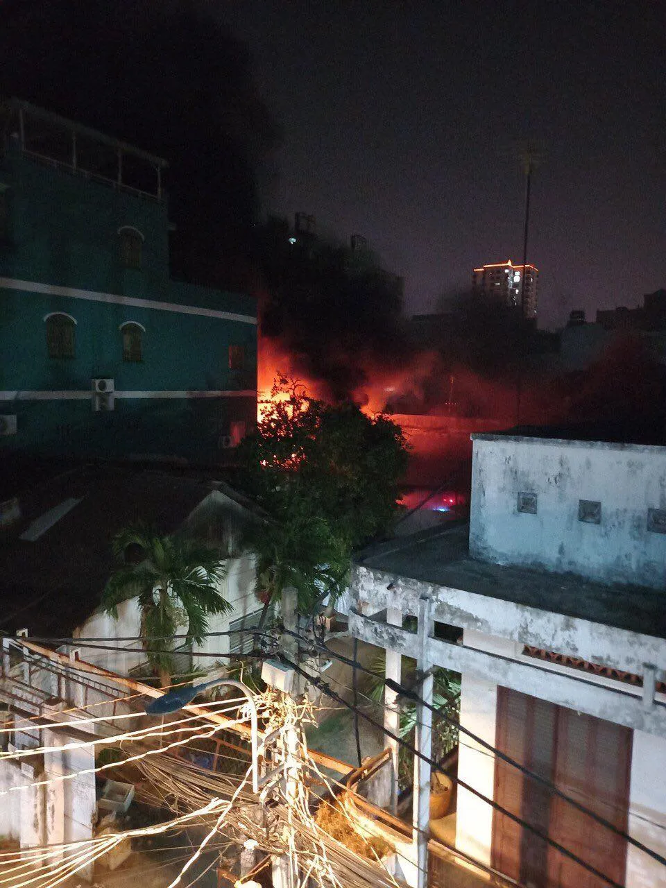 Cháy xưởng nhựa ở quận 11, nhiều tài sản bị thiêu rụi ảnh 1