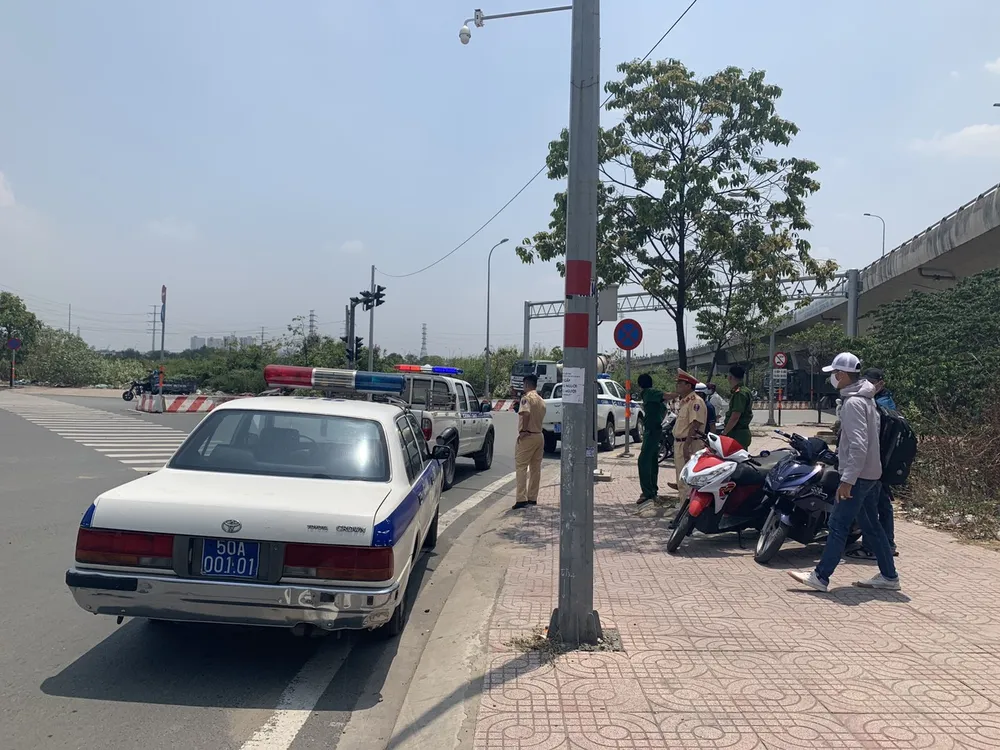 Xử phạt nhiều tài xế xe container dừng đỗ ở vòng xoay Phú Hữu, TP Thủ Đức ảnh 1