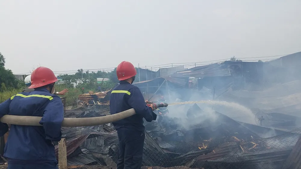 Cháy xưởng gỗ ở huyện Hóc Môn, nhiều tài sản bị thiêu rụi ảnh 2