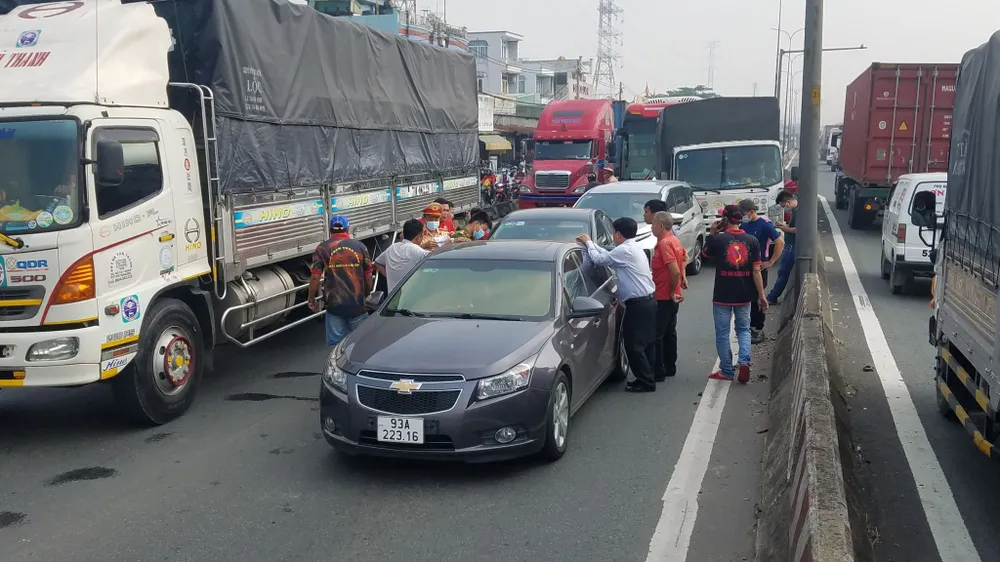 Va chạm giao thông liên hoàn 5 xe làm ùn ứ kéo dài ở quận Bình Tân ảnh 2