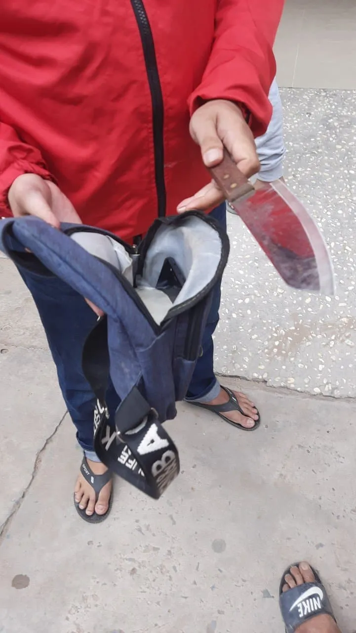 Giật ĐTDĐ của cô gái, 2 kẻ cướp còn nhắn tin đòi nạn nhân gửi hình nhạy cảm ảnh 1