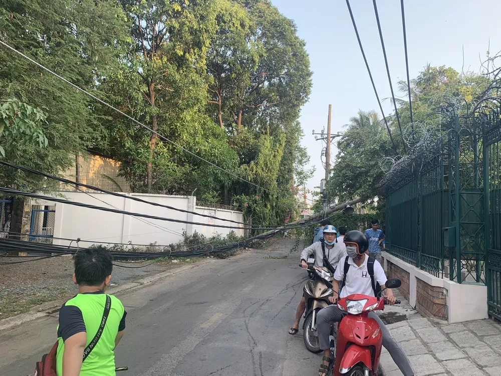 Sau tiếng nổ lớn, trụ điện ngã đổ, hàng trăm hộ dân ở Thủ Đức mất điện ảnh 1