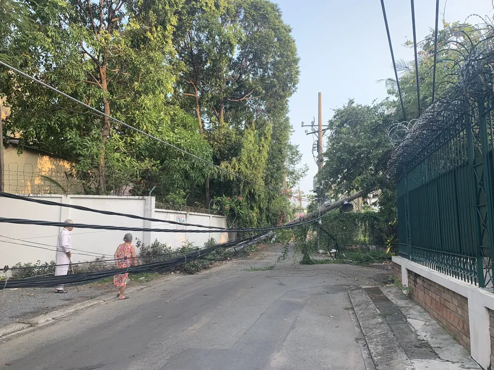 Sau tiếng nổ lớn, trụ điện ngã đổ, hàng trăm hộ dân ở Thủ Đức mất điện ảnh 7