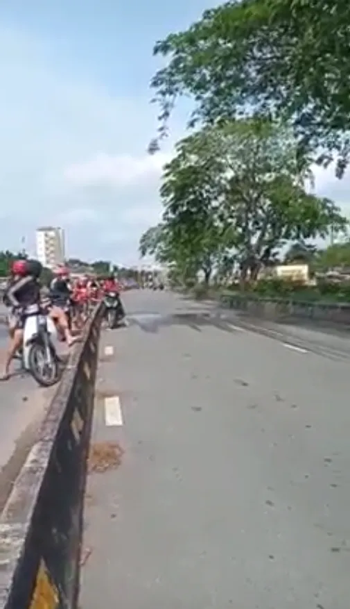 “Quái xế” chặn đường Nguyễn Văn Linh để biểu diễn, nẹt pô giữa ban ngày ảnh 1