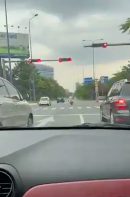 CSGT TPHCM “mở đường” cho xe chở sản phụ đến bệnh viện ảnh 2