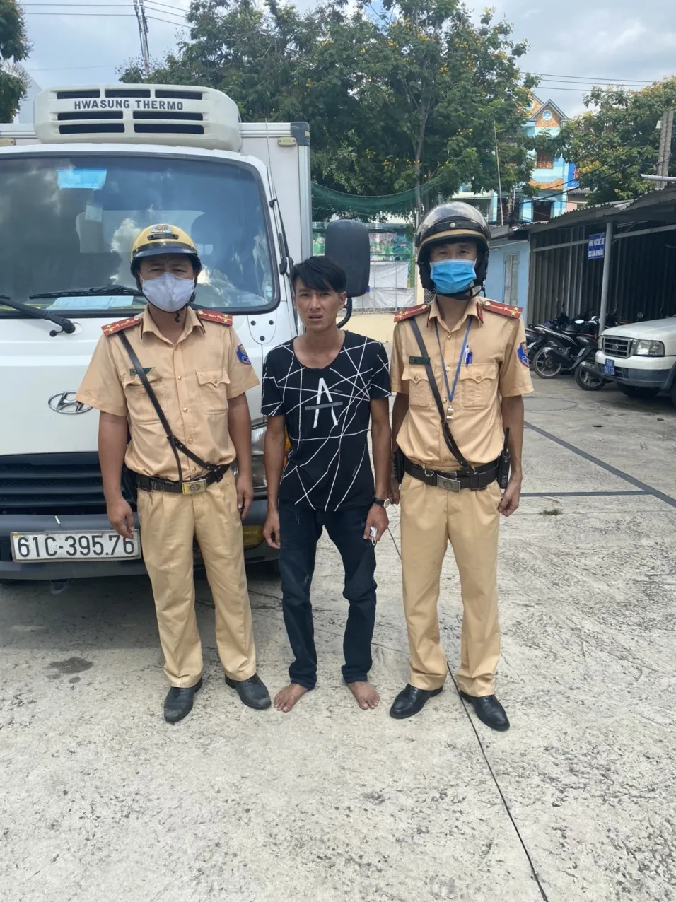 Nổ súng khống chế tài xế cầm kim tiêm dọa tấn công CSGT ảnh 2