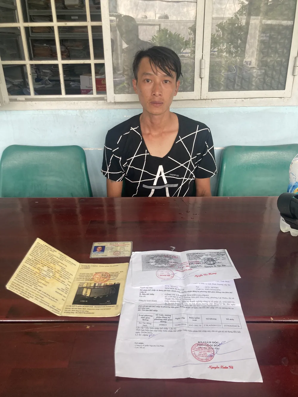 Nổ súng khống chế tài xế cầm kim tiêm dọa tấn công CSGT ảnh 1