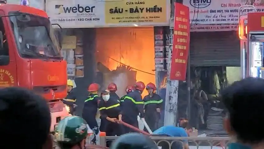 Cháy cửa hàng kinh doanh sơn ở quận Tân Bình ảnh 3