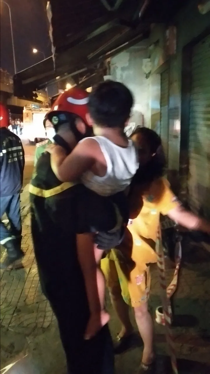 Giải cứu 24 người thoát khỏi chung cư mini bốc cháy ở quận 7 ảnh 4