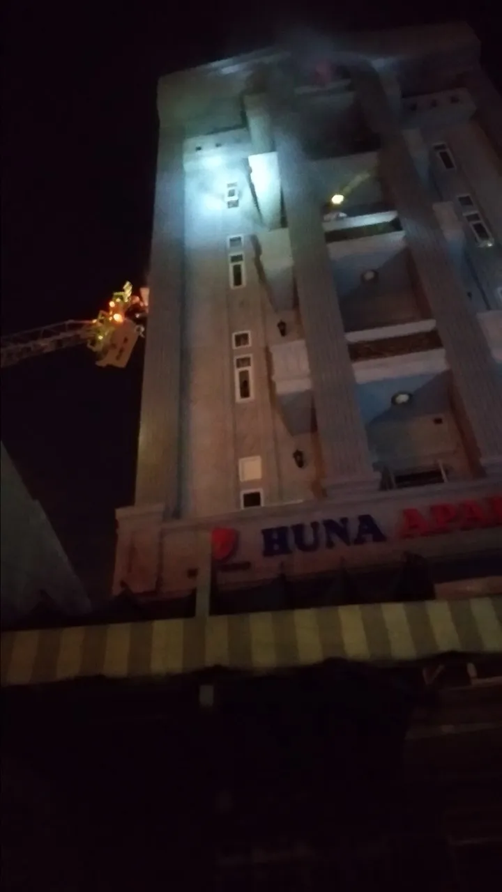 Giải cứu 24 người thoát khỏi chung cư mini bốc cháy ở quận 7 ảnh 2