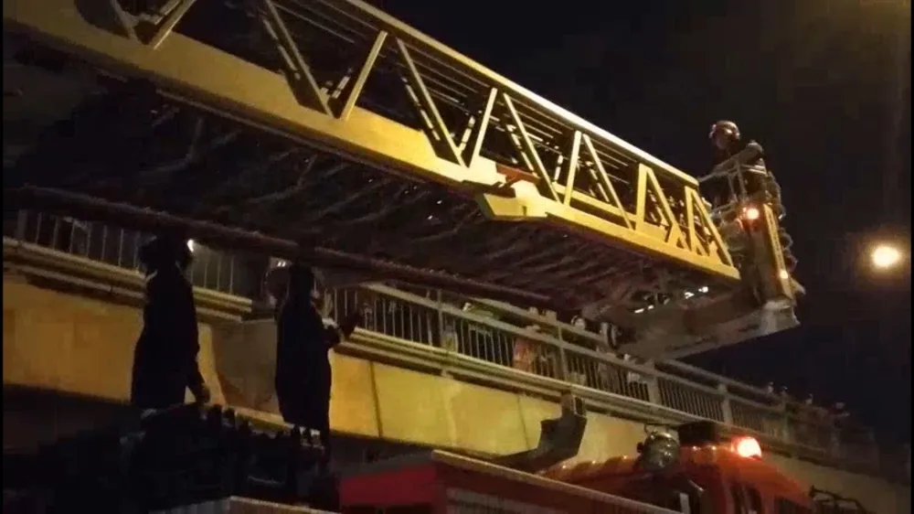 Giải cứu 24 người thoát khỏi chung cư mini bốc cháy ở quận 7 ảnh 3