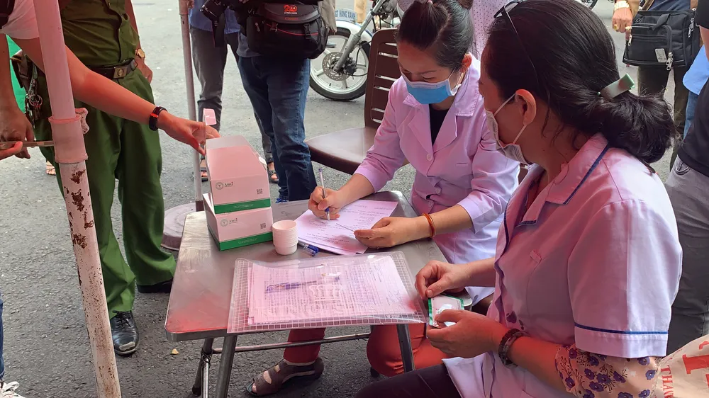 Kiểm tra nồng độ cồn, ma túy với tài xế ở Bến xe Miền Đông trước dịp lễ 30-4 và 1-5 ảnh 2