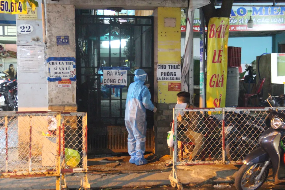 Lấy mẫu xét nghiệm Covid-19 tại khu vực phong tỏa ở quận Bình Tân ảnh 4
