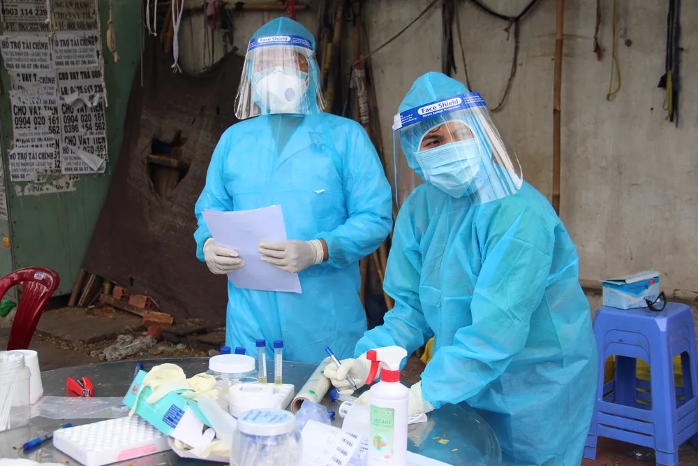 Lấy mẫu xét nghiệm Covid-19 tại khu vực phong tỏa ở quận Bình Tân ảnh 2