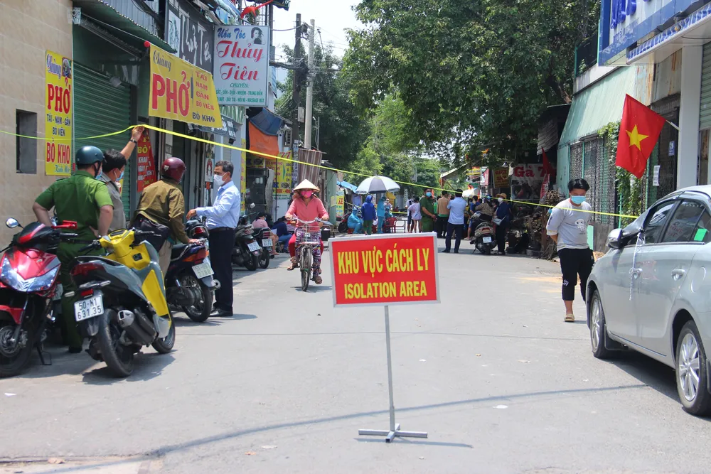 Lấy mẫu xét nghiệm Covid-19 tại khu vực phong tỏa ở quận Bình Tân ảnh 1