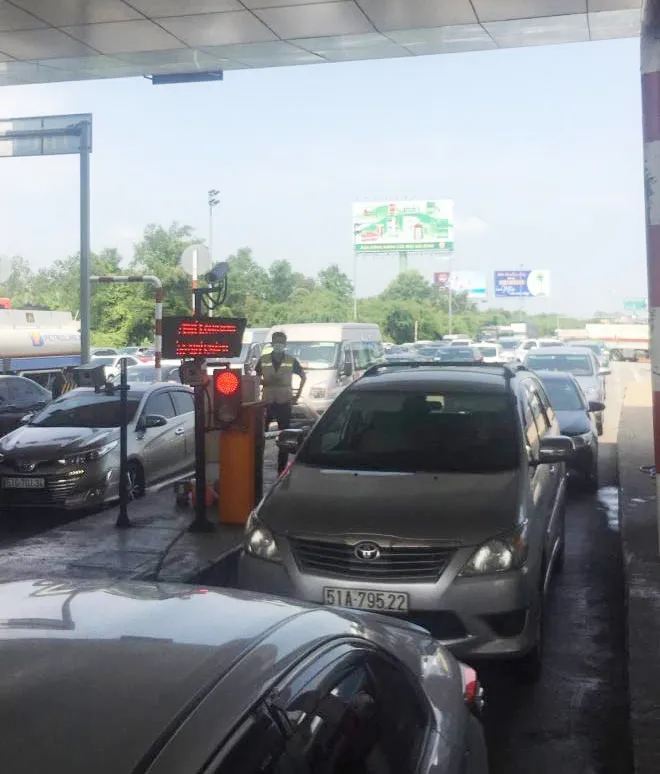 CSGT phạt đơn vị quản lý cao tốc vì không xả trạm thu phí khi ùn tắc kéo dài ảnh 2
