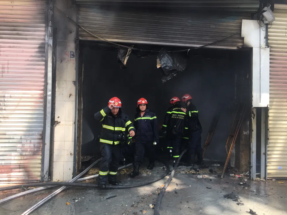 Cháy lớn tại dãy nhà trên đường Trần Hưng Đạo, quận 1 ảnh 4