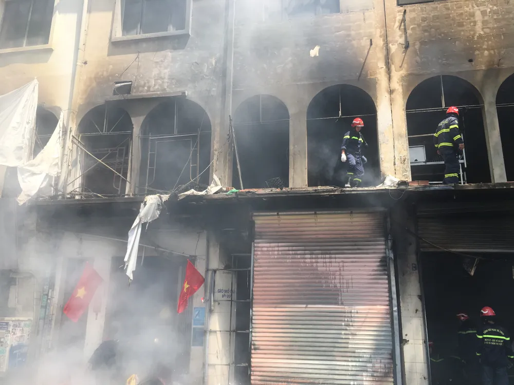 Cháy lớn tại dãy nhà trên đường Trần Hưng Đạo, quận 1 ảnh 5