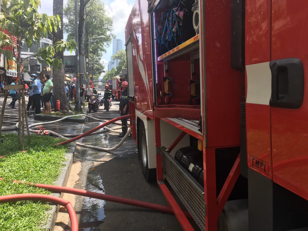 Cháy lớn tại dãy nhà trên đường Trần Hưng Đạo, quận 1 ảnh 7