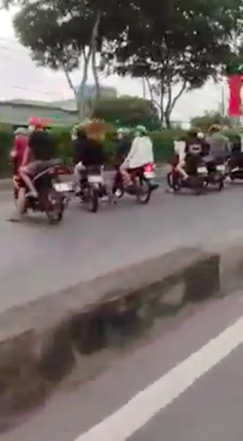 Hàng trăm “quái xế” lại chặn Quốc lộ 22, huyện Hóc Môn để đua xe ảnh 4