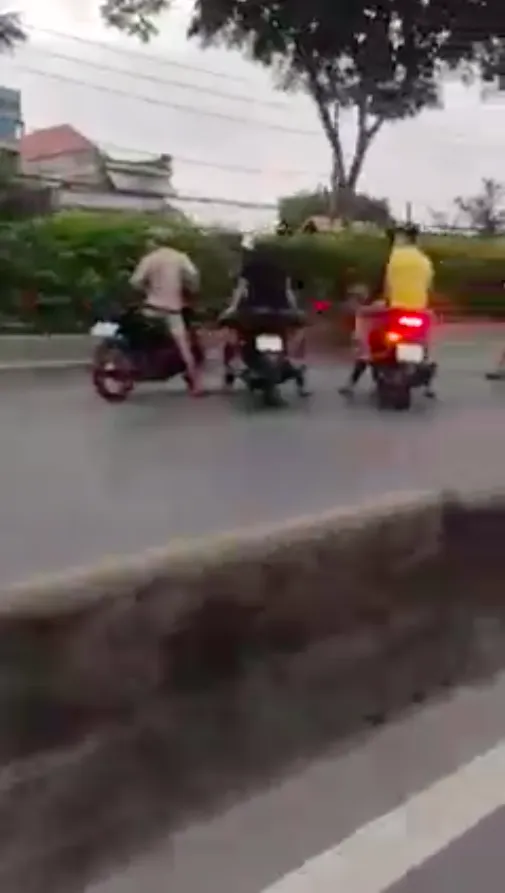 Hàng trăm “quái xế” lại chặn Quốc lộ 22, huyện Hóc Môn để đua xe ảnh 5