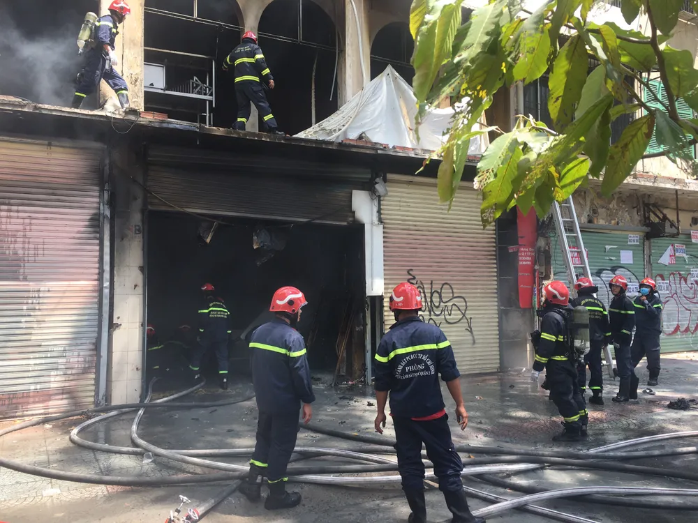 Tạm giữ một số người liên quan trong vụ cháy ở đường Trần Hưng Đạo, quận 1 ảnh 2
