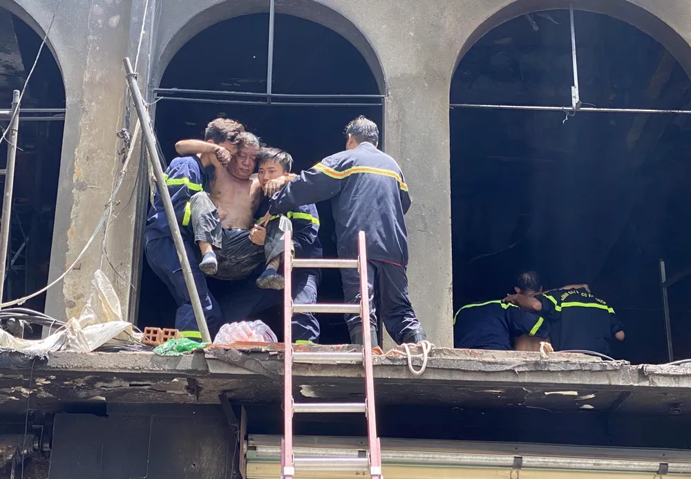 Tạm giữ một số người liên quan trong vụ cháy ở đường Trần Hưng Đạo, quận 1 ảnh 3