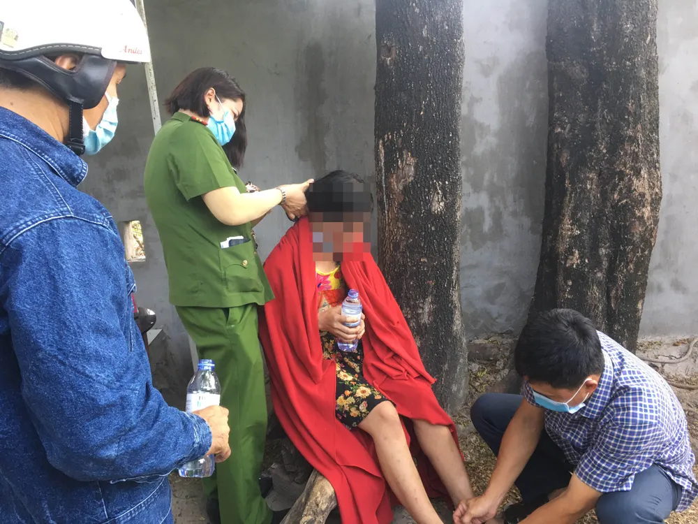 Giải cứu người phụ nữ leo lên cột điện cao thế ở TP Thủ Đức ảnh 3