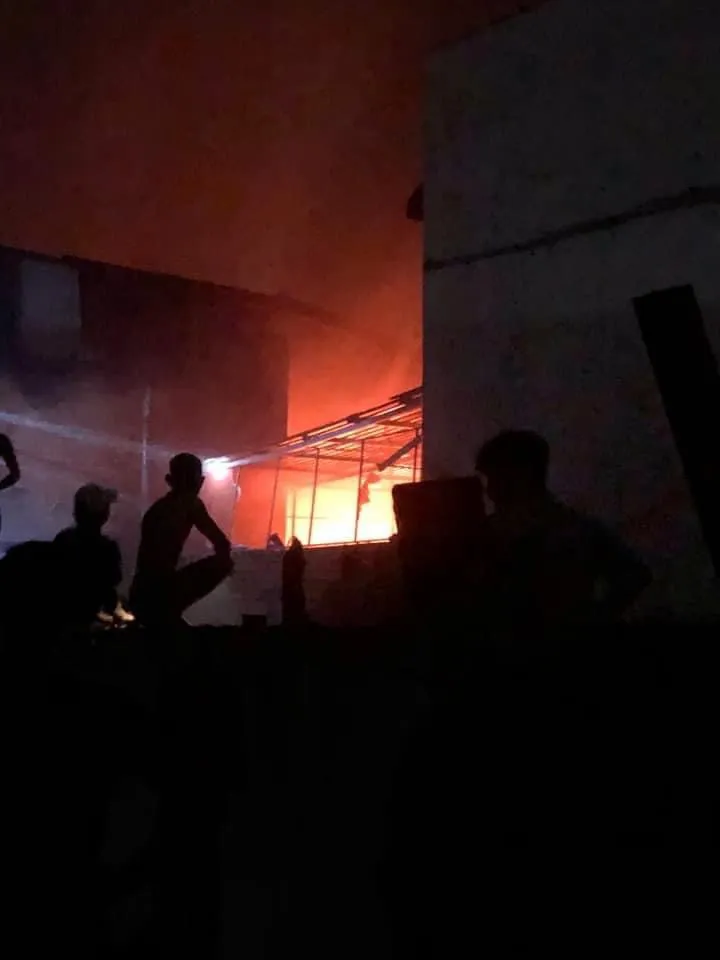 Cháy lớn tại xưởng sản xuất ghế sofa ở quận Bình Tân ảnh 1