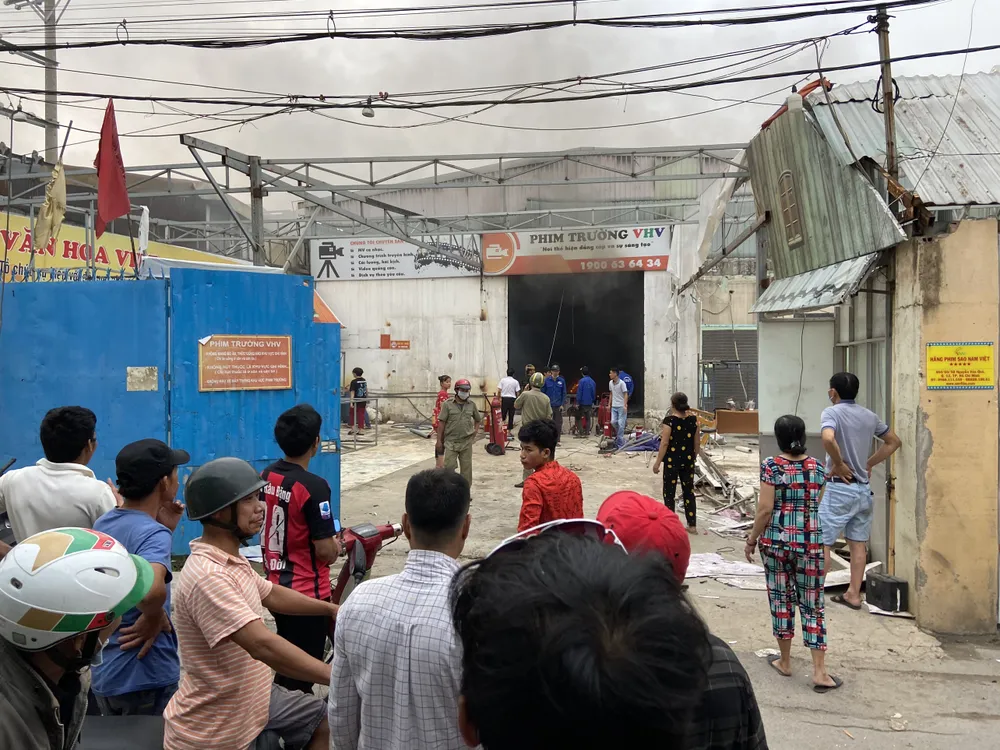Cháy ở phim trường quận 12, nhiều người hoảng sợ ảnh 1