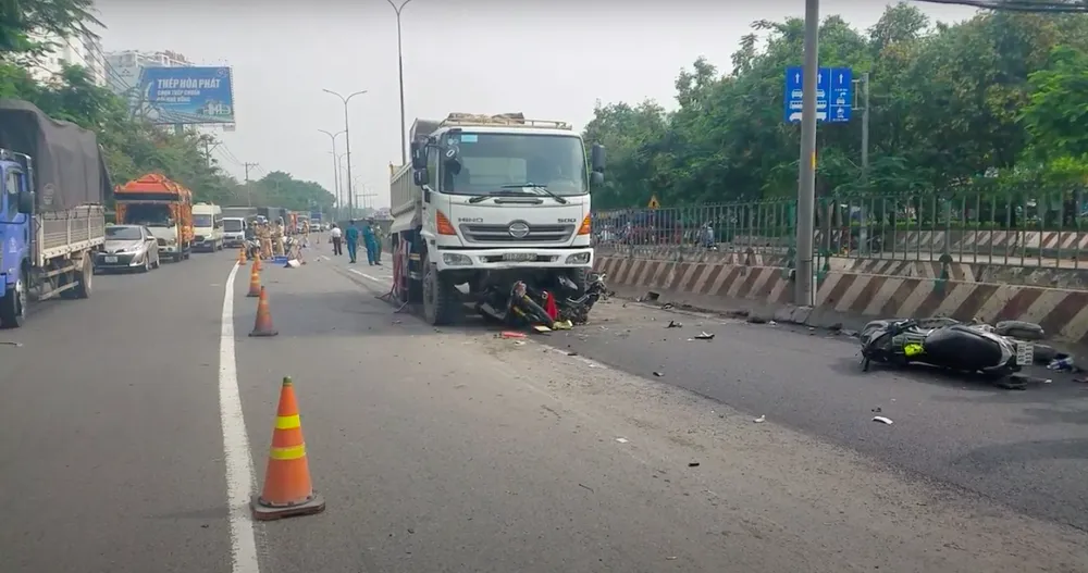 Xe ben lao vào công trình thi công trên Quốc lộ 1 khiến 4 người thương vong ảnh 2