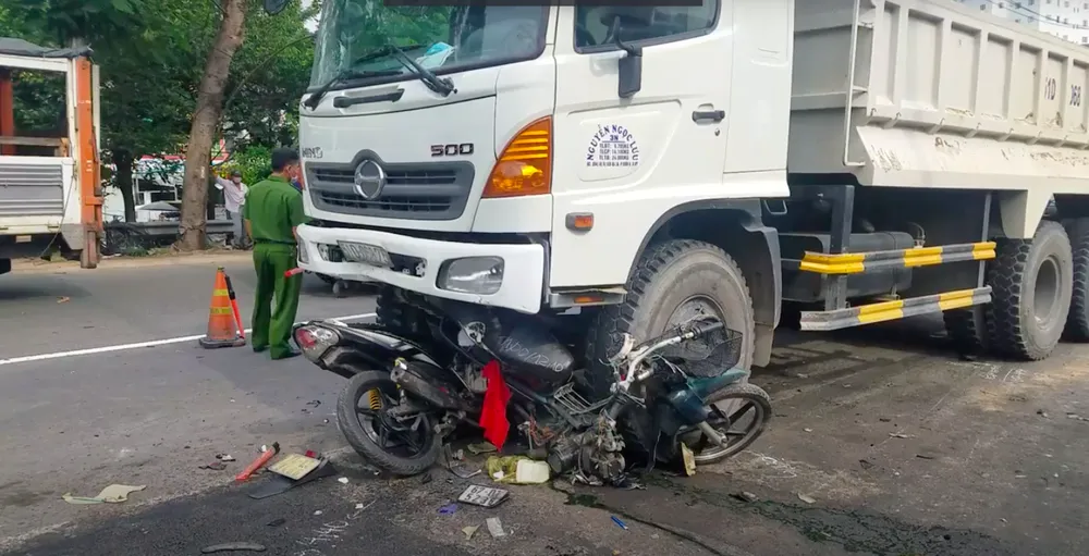 Xe ben lao vào công trình thi công trên Quốc lộ 1 khiến 4 người thương vong ảnh 1