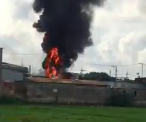 Cửa hàng sơn ở huyện Bình Chánh cháy lan sang nhà dân ảnh 2