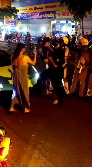 Tài xế đi “siêu xe” Ferrari lăng mạ, chống đối CSGT khi bị kiểm tra  ảnh 3