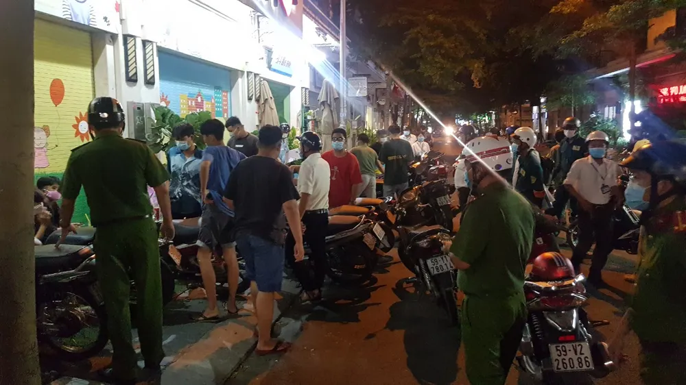 Xử phạt nhiều trường hợp không đeo khẩu trang, tụ tập đông người ảnh 1