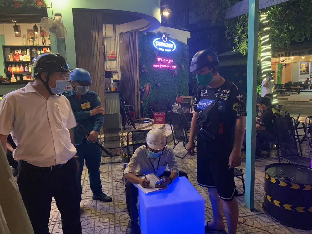 Xử phạt nhiều trường hợp không đeo khẩu trang, tụ tập đông người ảnh 4