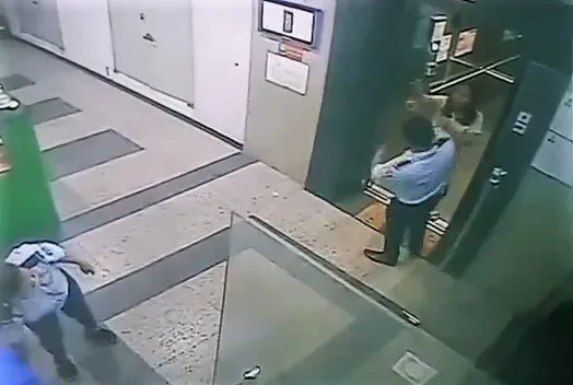 Người phụ nữ không đeo khẩu trang, ẩu đả với bảo vệ chung cư: bị phạt 2 triệu đồng ảnh 1