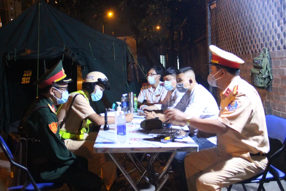 Hơn 121.000 người được kiểm tra tại các chốt, trạm phòng chống dịch Covid-19 ra vào TPHCM ảnh 4