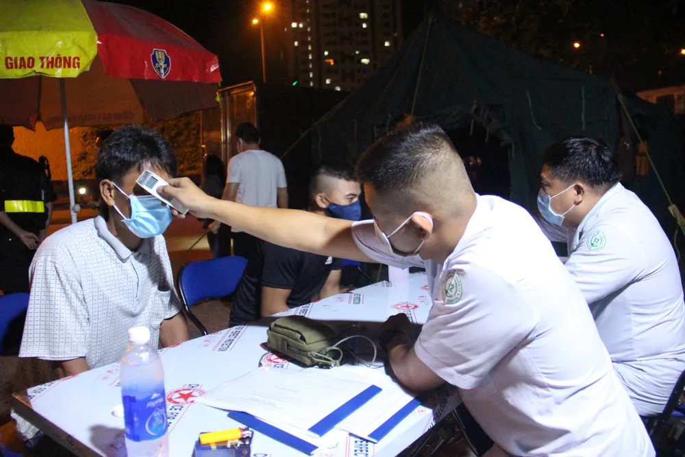 Hơn 121.000 người được kiểm tra tại các chốt, trạm phòng chống dịch Covid-19 ra vào TPHCM ảnh 3