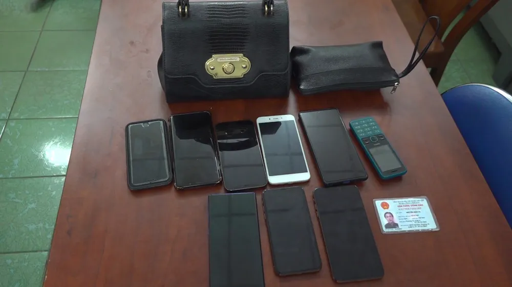 Bắt 4 đối tượng dàn cảnh trộm cắp tài sản người nước ngoài ảnh 1