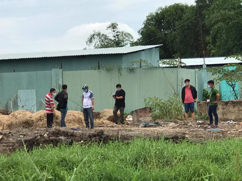 Nam công nhân tử vong bí ẩn ở bãi đất trống ảnh 1