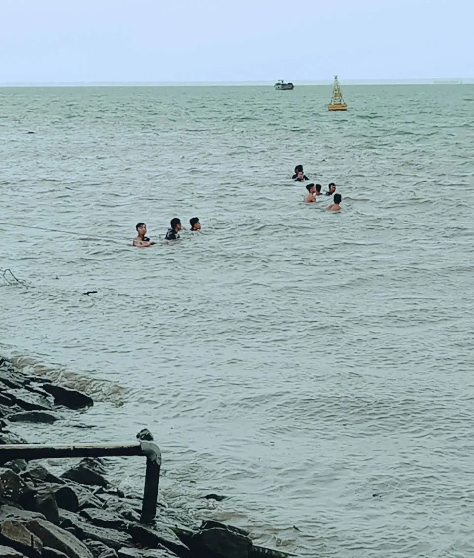 Tìm thấy thi thể bé gái 2 tuổi rơi xuống sông Soài Rạp ở huyện Cần Giờ ảnh 1