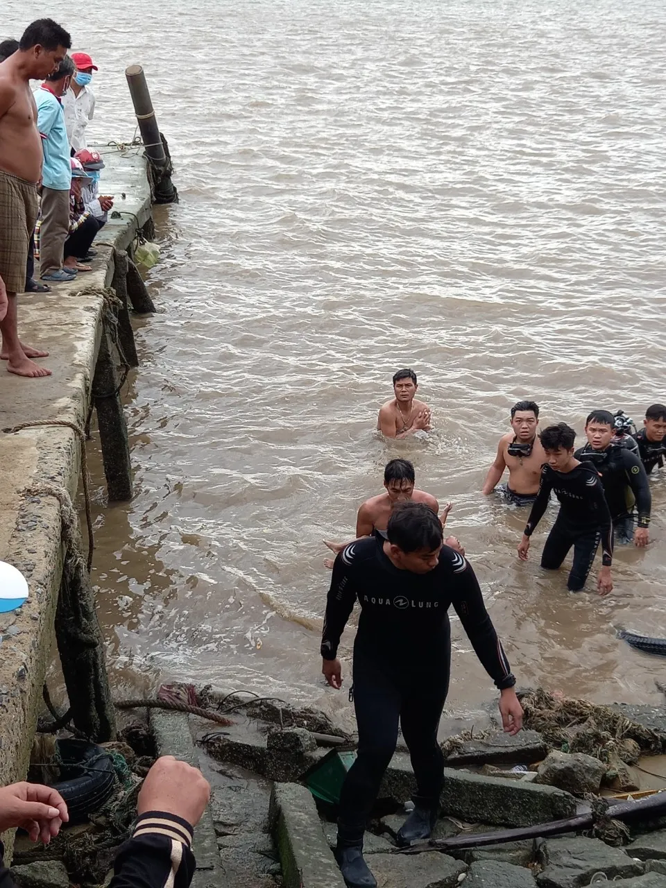 Tìm thấy thi thể bé gái 2 tuổi rơi xuống sông Soài Rạp ở huyện Cần Giờ ảnh 2