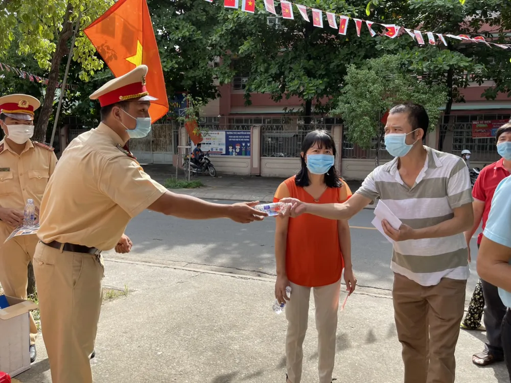 CSGT TPHCM đảm bảo trật tự an toàn giao thông, an ninh trong ngày bầu cử ảnh 17