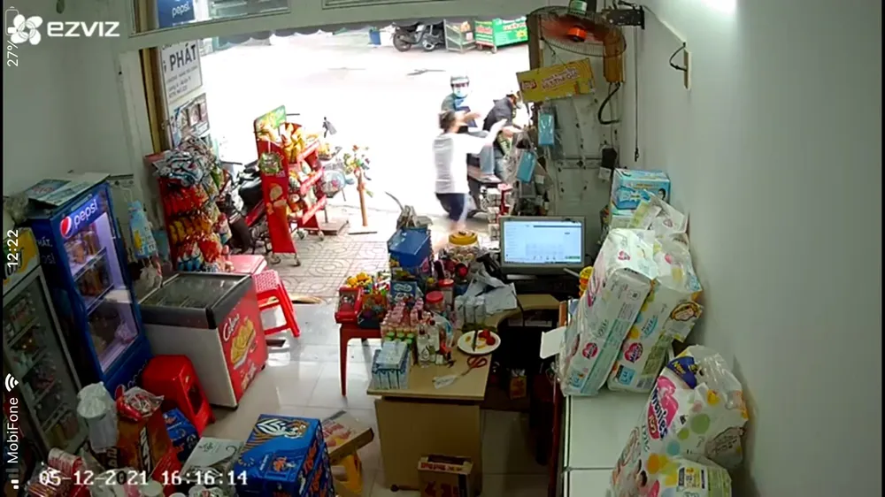 Bắt 2 “bợm nhậu” chuyên giả vờ mua rồi cướp bia của các cửa hàng ở TP Thủ Đức ảnh 2