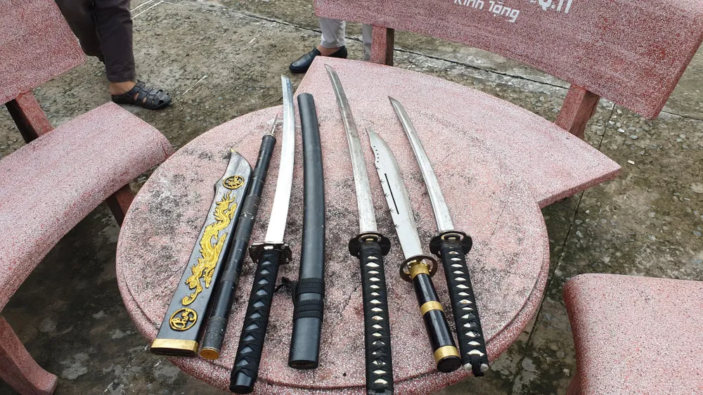 Bắt nhóm trộm cắp tài sản, thu nhiều kiếm Nhật và dao tự chế ảnh 3
