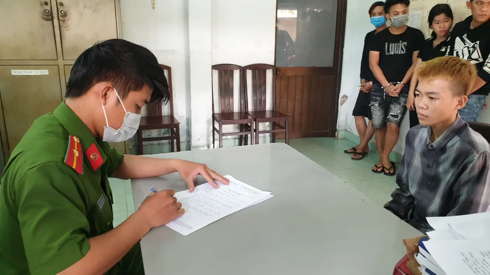 Bắt nhóm trộm cắp tài sản, thu nhiều kiếm Nhật và dao tự chế ảnh 1